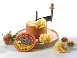 Gastronomie du Jura : À la Découverte de la Tête de Moine